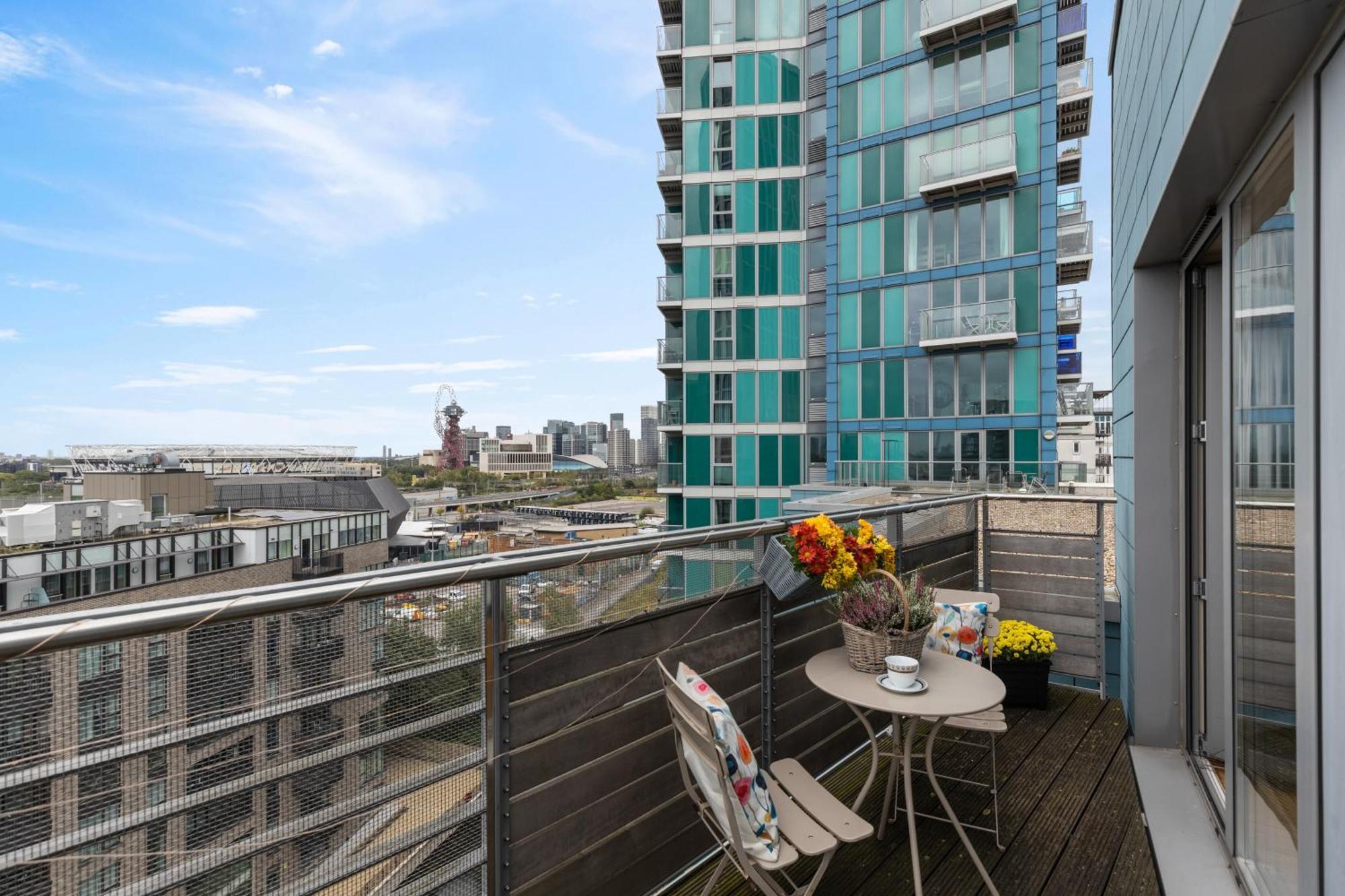 Stratford Skyview Apartment Лондон Екстер'єр фото
